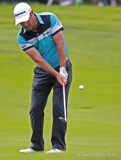 Marco Crespi chips the ball on the 18th green